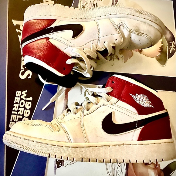 Air Jordan 1 Mid GS 'Chicago - Picture 1 of 3
